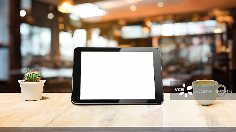 咖啡馆桌子上带空白屏幕的数字平板电脑背景图片素材