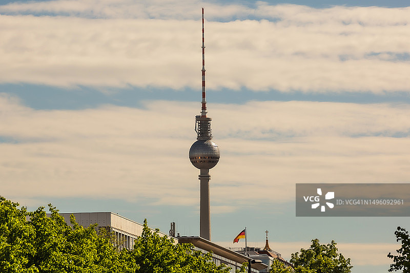 带有办公楼、住宅楼和德国国旗的柏林电视塔图片素材