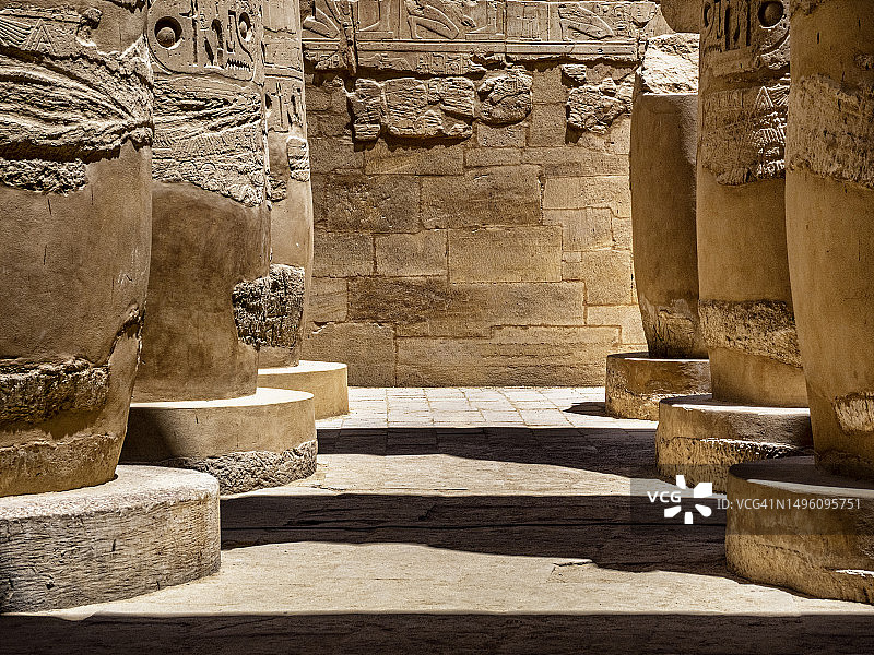 埃及卡纳克神庙内部的宏伟柱子图片素材