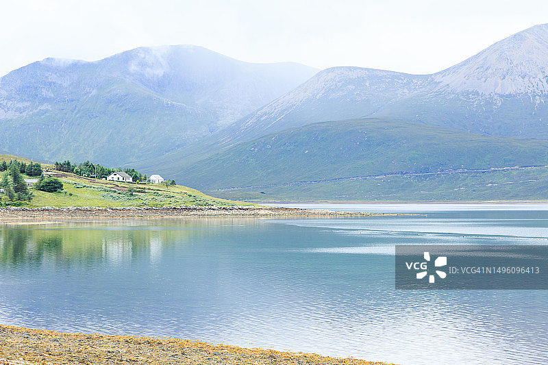 平静水面的倒影，斯凯岛，苏格兰图片素材