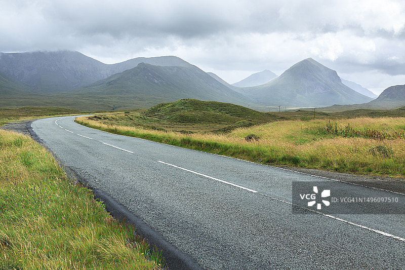 苏格兰斯凯岛的道路和山脉图片素材