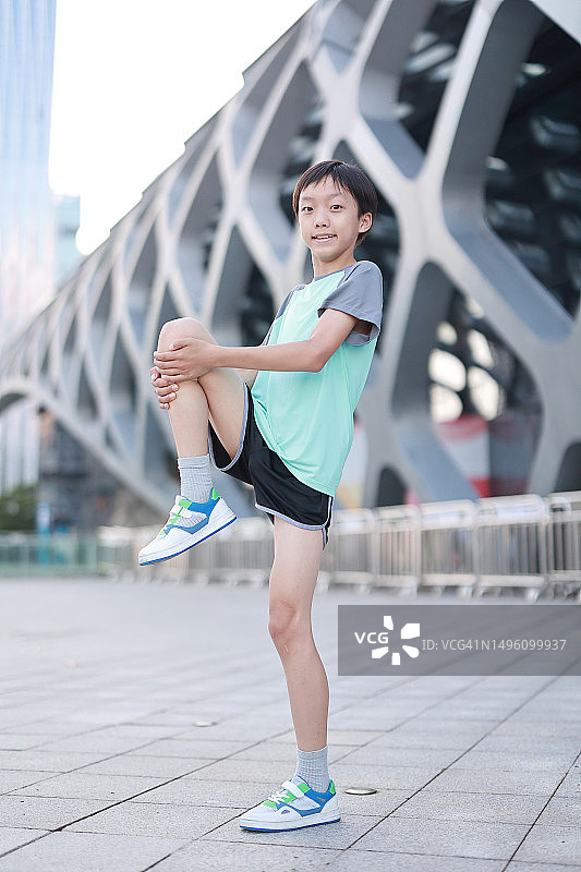 在公园里伸展身体的男孩图片素材