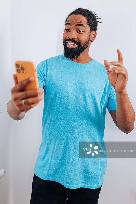 与朋友进行的活跃视频通话图片素材