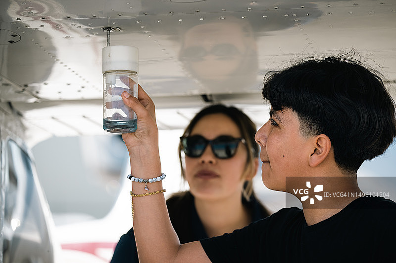 飞行员和学员进行飞行前检查图片素材