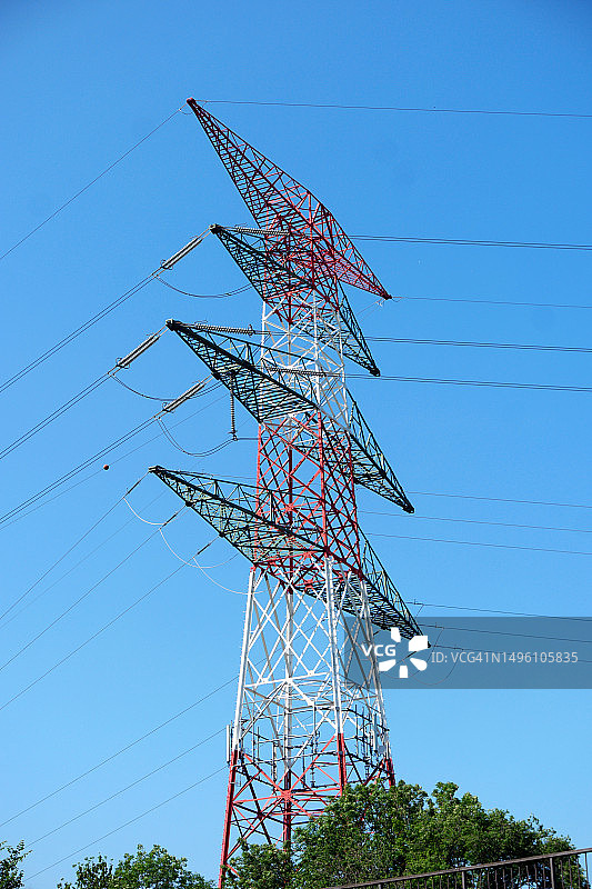 晴朗蓝天下的一座电力塔图片素材