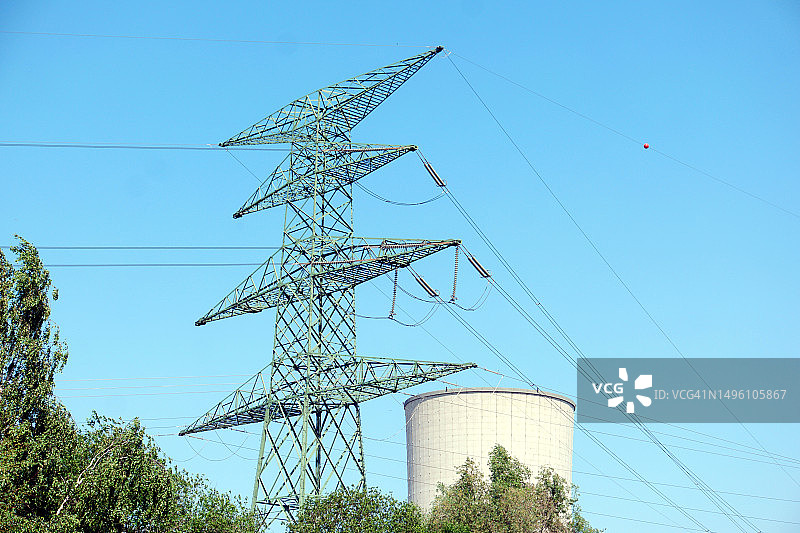 晴朗蓝天下电塔和冷却塔图片素材