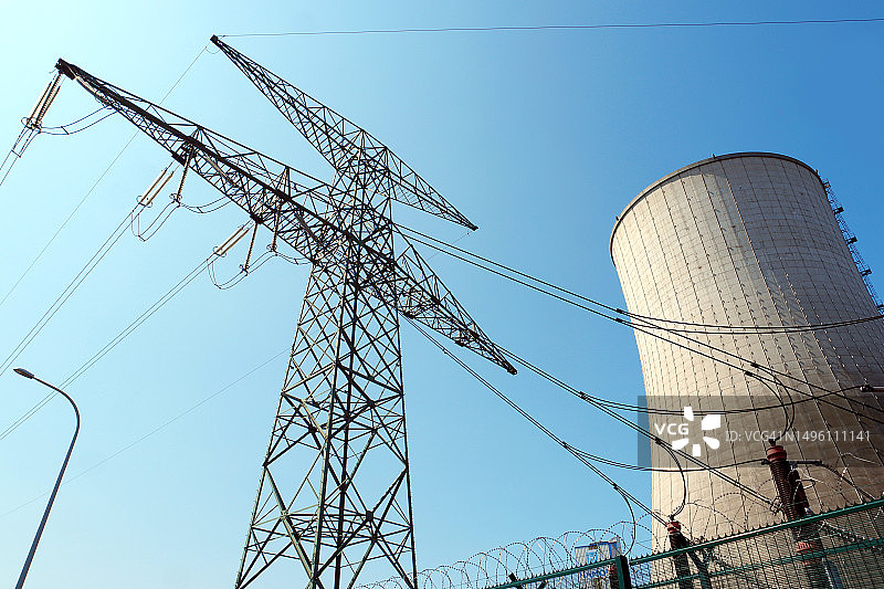 晴朗蓝天下电塔和冷却塔图片素材