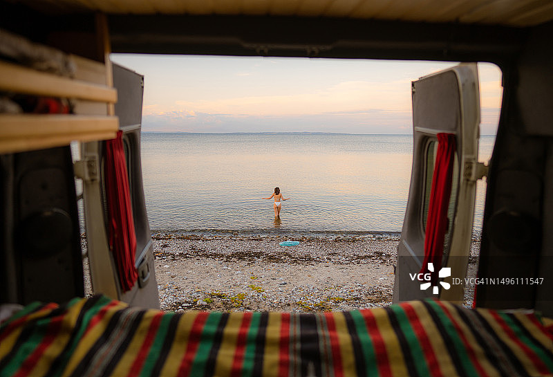 日落时分，女子在丹麦海中游泳图片素材
