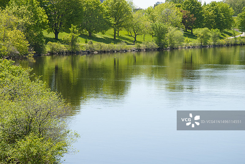 加拿大安大略省渥太华市，沿城市小径的渥太华河倒影图片素材