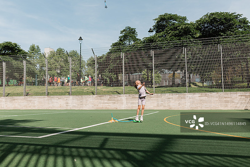 女孩在户外跳火箭筒玩耍图片素材