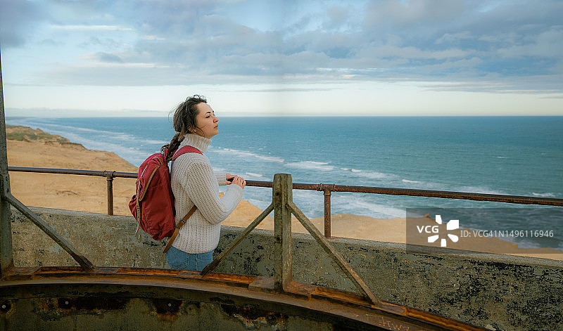 女人站在鲁bjerg Knude灯塔顶上图片素材
