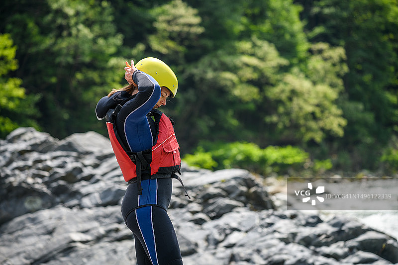 年轻女子在意大利皮埃蒙特塞西亚河进行水上运动图片素材