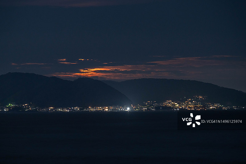 神奈川县夜晚海滩上的血月光芒图片素材