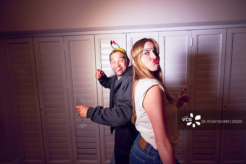 穿着戏服的滑稽情侣图片素材