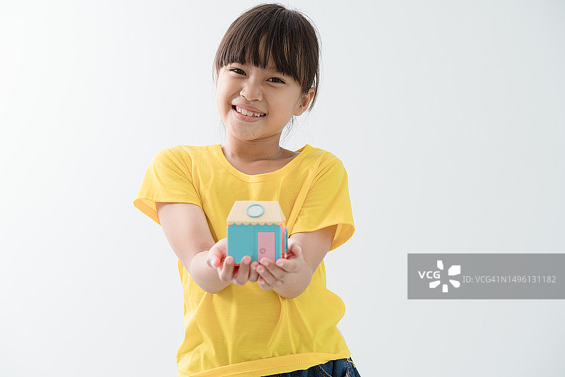 孩子手捧房子，白色背景图片素材