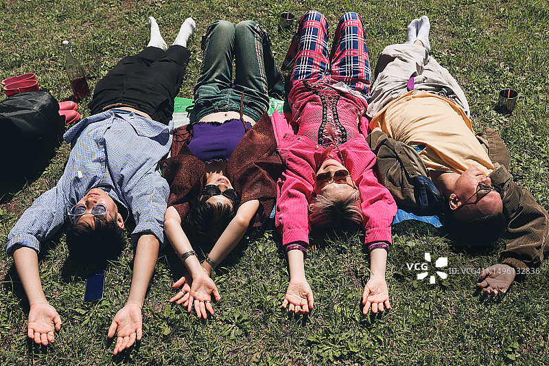 户外放松的快乐朋友肖像图片素材