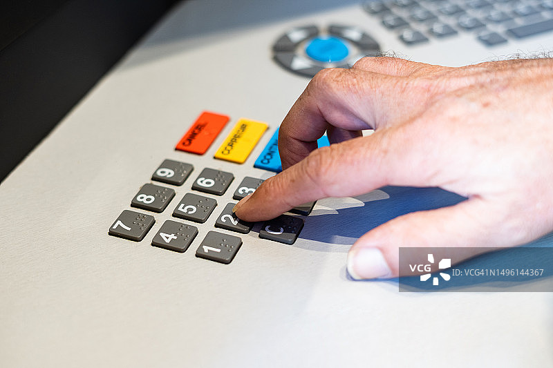 男子在ATM机上取款图片素材