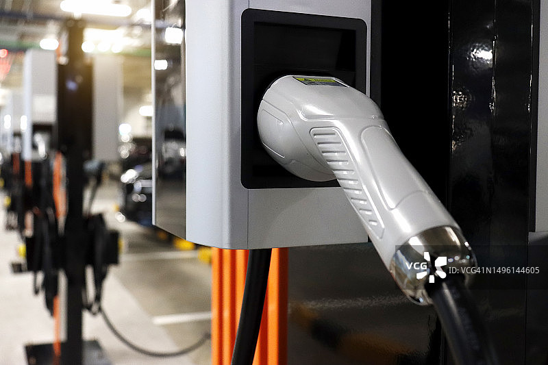 公共车库内电动汽车充电站图片素材