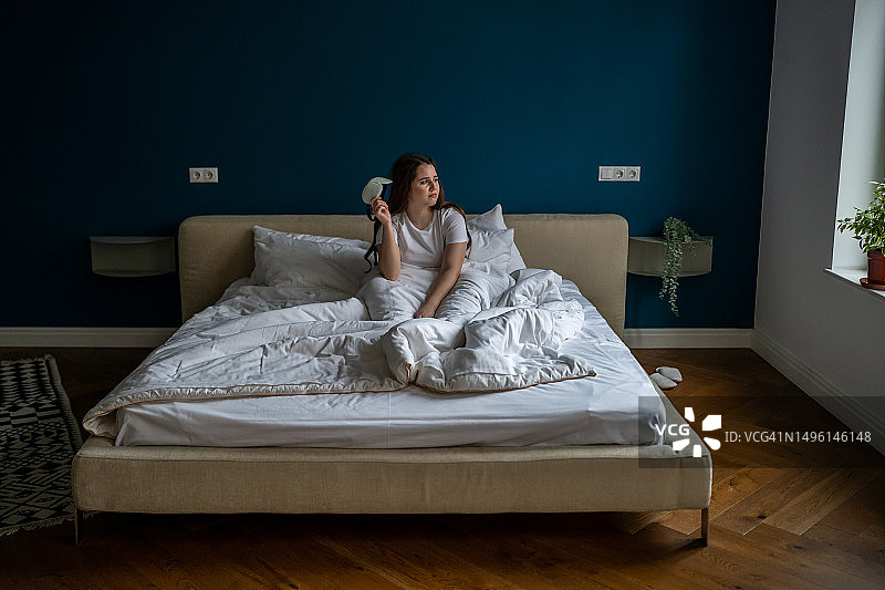 任性的少女不愿早起图片素材