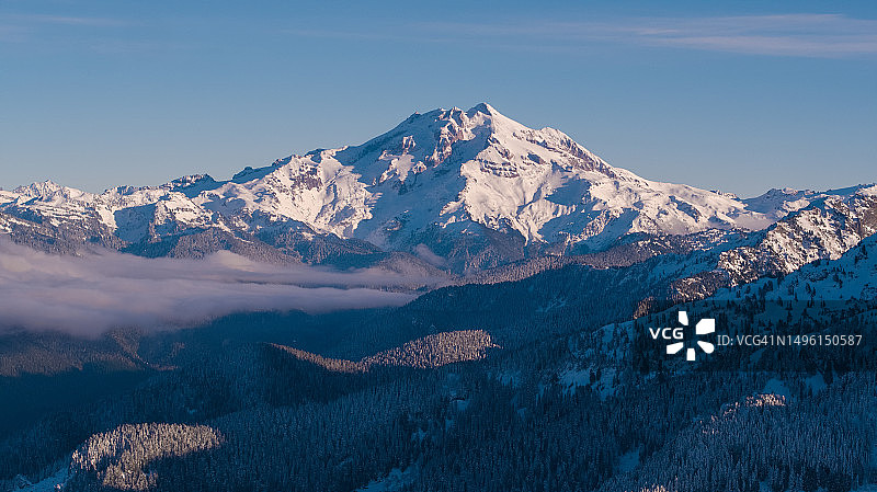中央瀑布区雪盖冰川峰图片素材