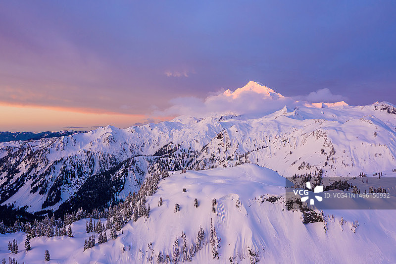 贝克山和桌山的第一缕曙光航拍图片素材