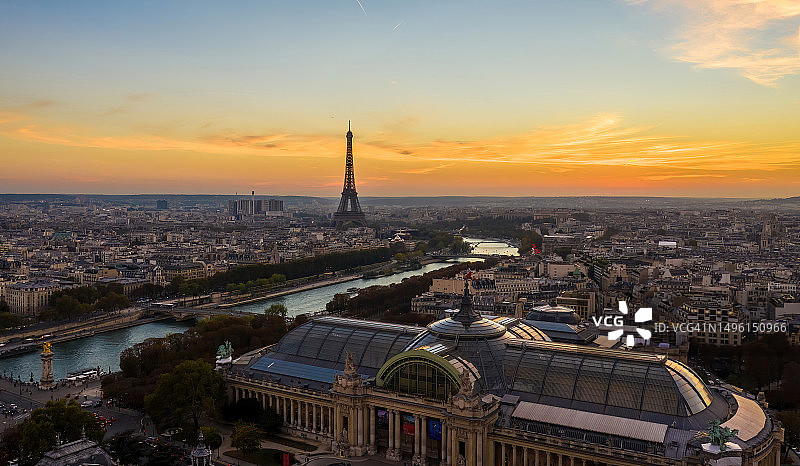 日落时分巴黎埃菲尔铁塔、塞纳河及大皇宫鸟瞰图片素材