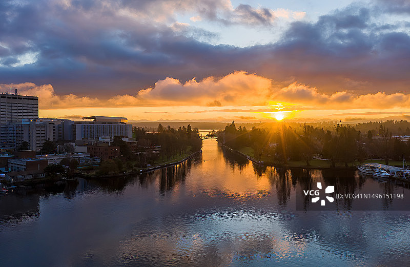 西雅图蒙特莱克运河和桥梁的日出航拍图片素材
