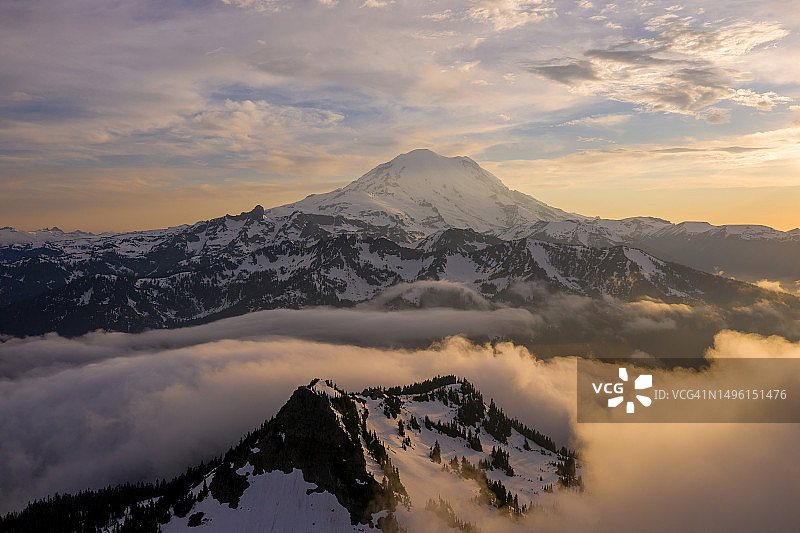 雷尼尔山和雅基马峰日落云景航拍图片素材