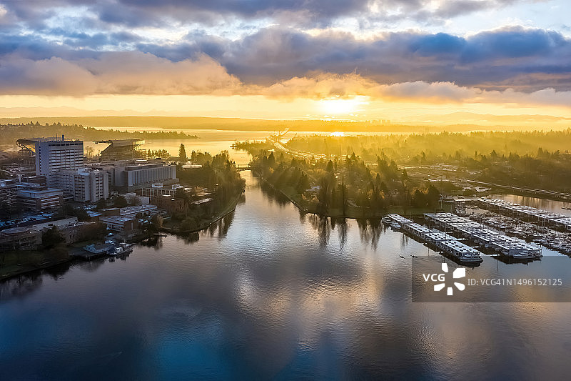 西雅图蒙特莱克运河和桥梁的日出航拍图片素材