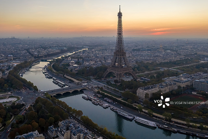 巴黎埃菲尔铁塔与塞纳河日出航拍图片素材