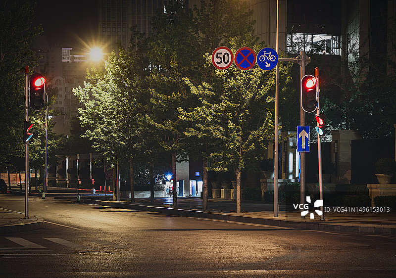 夜晚的十字路口图片素材