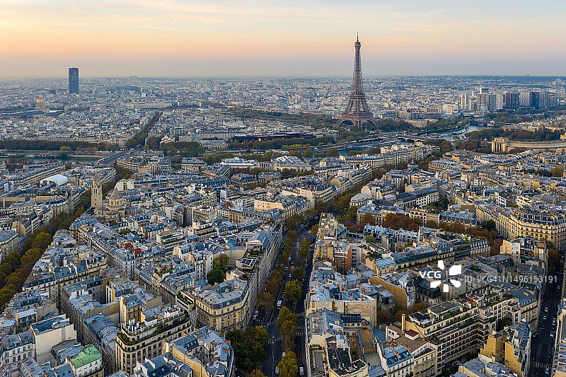 巴黎日落时分的埃菲尔铁塔和塞纳河航拍图片素材
