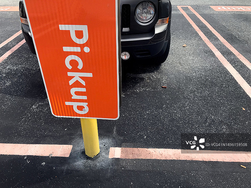 停车场上的接客标志和汽车特写图片素材