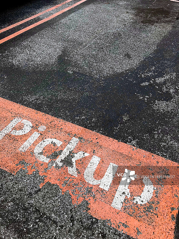 停车场地面上的皮卡车标志图片素材