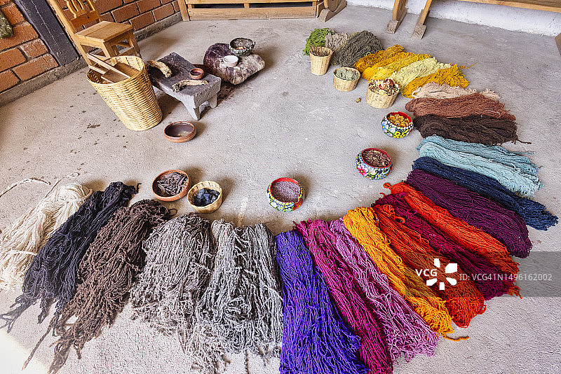 特奥蒂特兰德尔瓦lle，其羊毛地毯和纱线，以传统方式着色图片素材