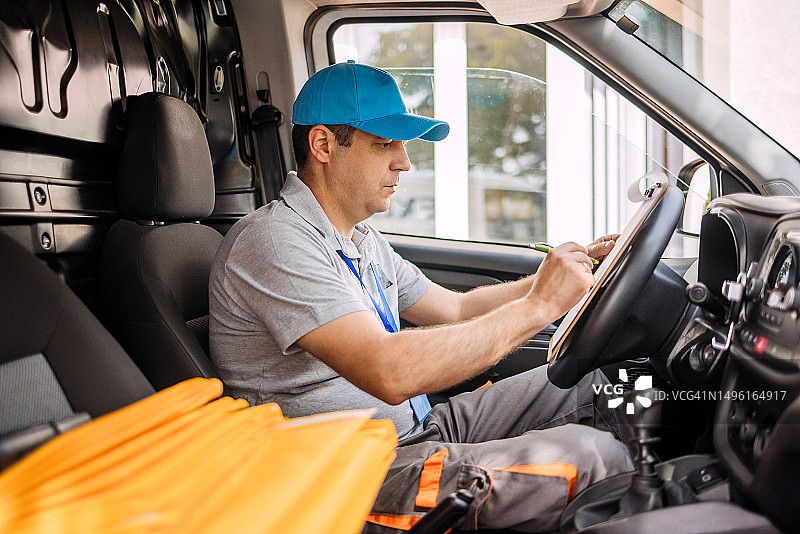 在送货服务中工作的男人图片素材