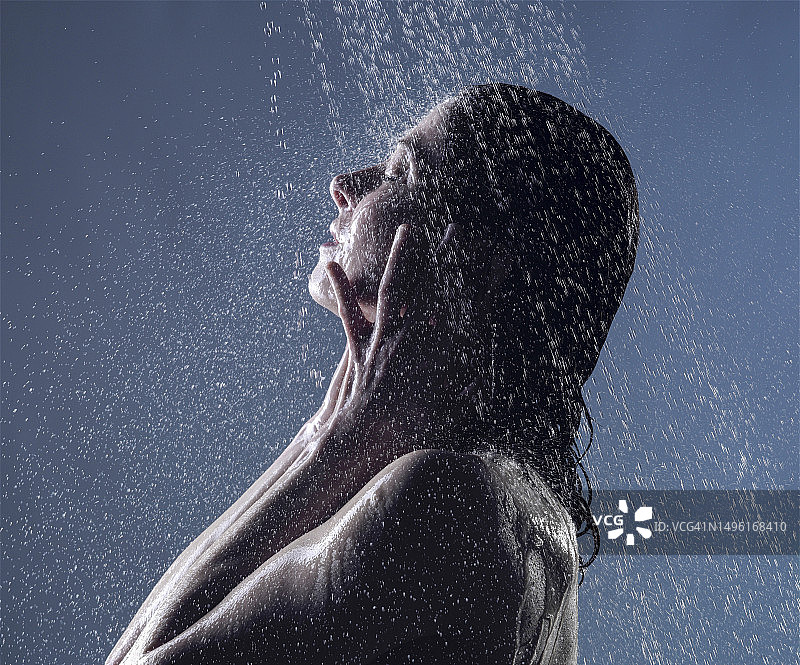 正在洗澡的女人图片素材