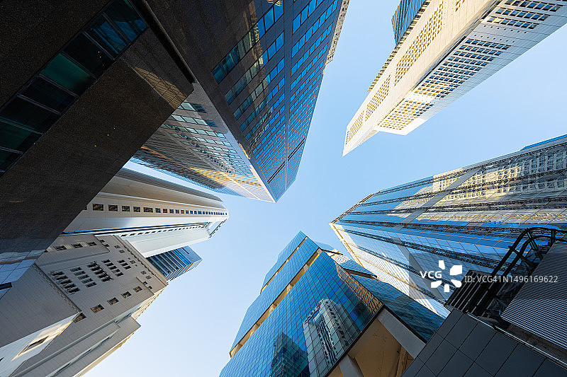低角度拍摄的新加坡摩天大楼图片素材