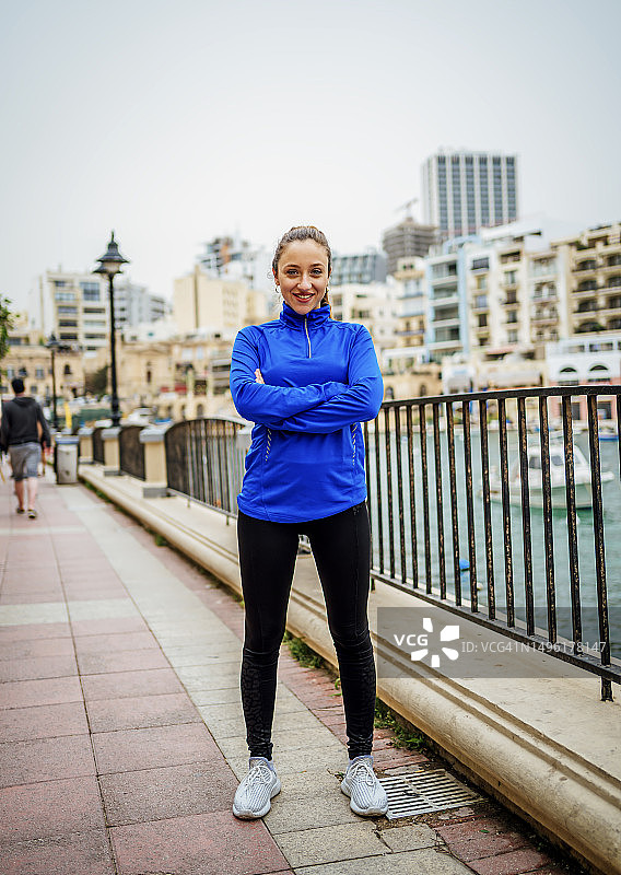 年轻女子在户外身穿运动服图片素材