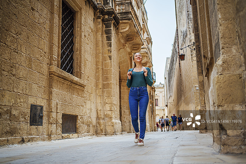 在马耳他姆迪纳享受散步的女人图片素材