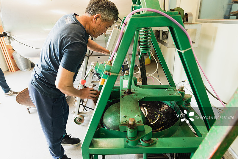 茶厂制茶师与揉茶机图片素材