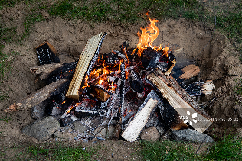 新英格兰风格蛤蜊烘烤的坑火图片素材