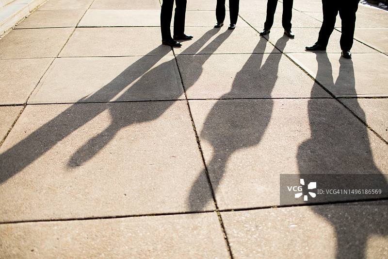 四个男人和他们的影子图片素材