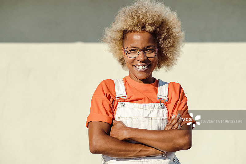 双手交叉的现代时尚女性肖像图片素材