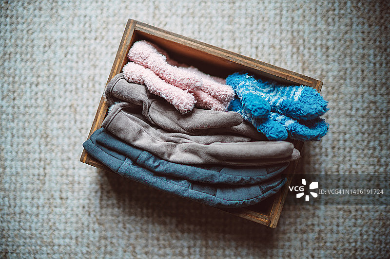 俯视装有两孩家庭手套的木盒图片素材