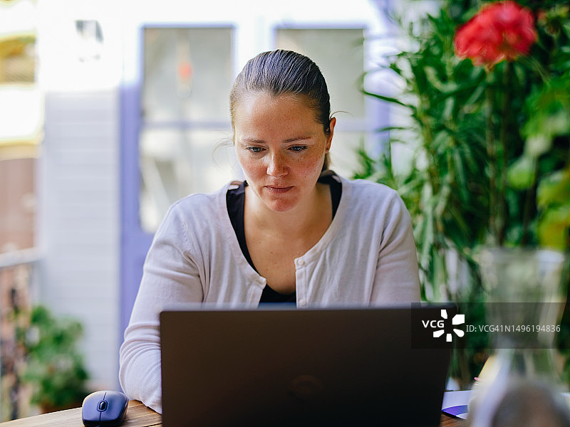 在花园的家庭办公室户外工作的女人图片素材