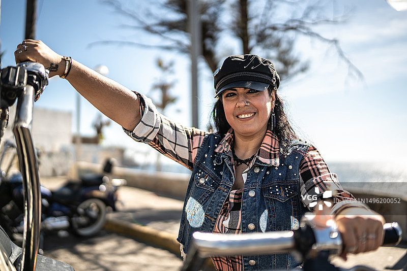 中年女人摩托车公路旅行。图片素材