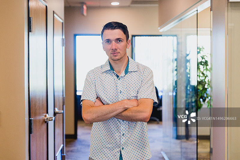 办公室里自信的商人图片素材