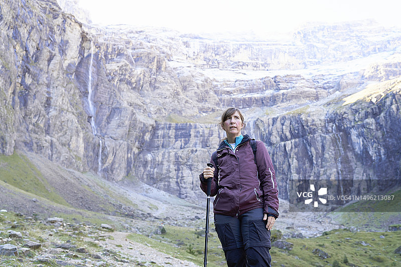 成年女性在山间眺望远方图片素材