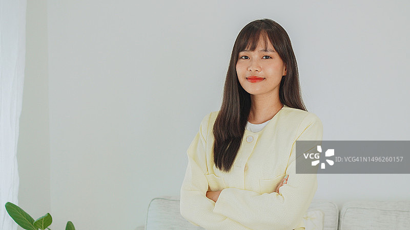 年轻亚洲心理咨询师居家办公人像，心理健康概念图片素材